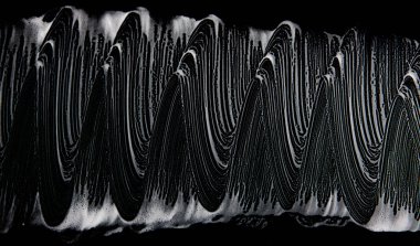 Beyaz sabun doku çekici beyaz köpük siyah arka planda el yapımı hipster köpük doku soyut