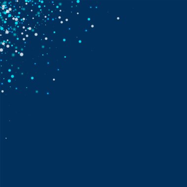 Şaşırtıcı düşen kar sol sağ köşede şaşırtıcı yağan kar ile derin mavi arka plan