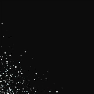 Şaşırtıcı düşen kar dağınık sol alt köşedeki şaşırtıcı yağan kar ile siyah arka plan üzerine