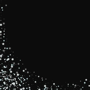 Güzel düşen kar soyut sol alt köşede güzel yağan kar ile siyah arka plan