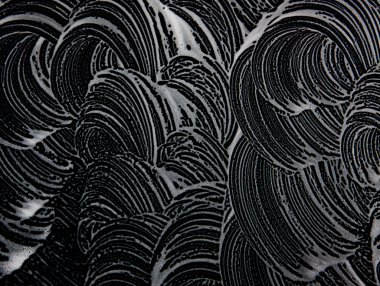 Beyaz sabun doku çarpıcı beyaz köpük siyah arka planda el yapımı hipster köpük doku soyut