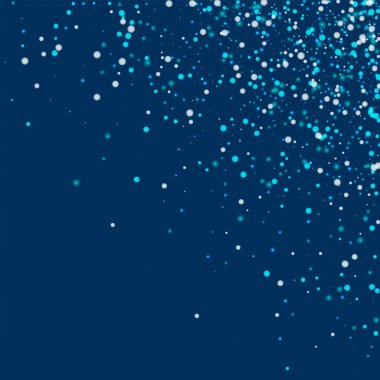 Şaşırtıcı düşen kar dağınık sağ üst köşede şaşırtıcı yağan kar ile derin mavi arka plan