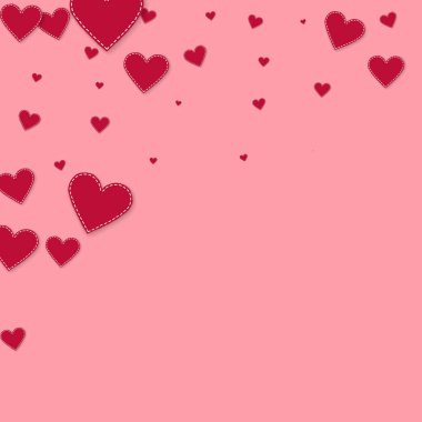 Kırmızı kalp konfetileri sever. Sevgililer Günü düşüyor 