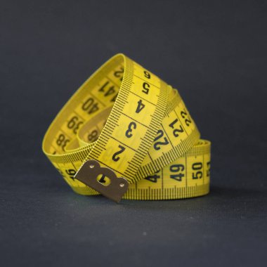 şerit metre. ölçü birimleri farklı. Siyah arka plan