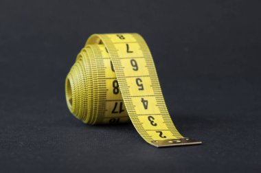 küçük bobin bant siyah kağıt üzerinde sarı. Önden Görünüm