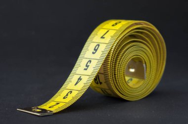 Sarı ölçü birimi teyp om siyah arka plan
