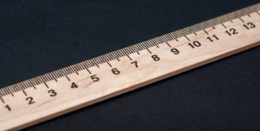 Siyah arka planda tahta cetvel