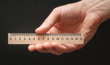 Erkek el ile izole ahşap cetvel