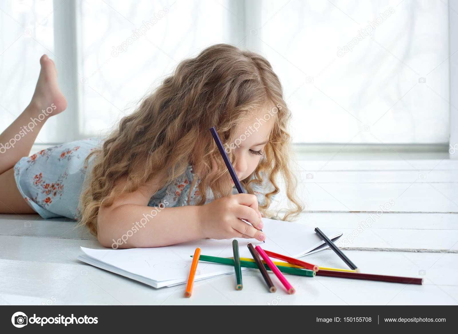 Bambina carina un disegno con matite colorate posa — Foto Stock Bambina carina un disegno con matite colorate posa — Foto Stock