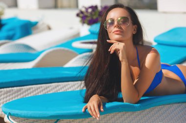 Sahilde güzel bir kız