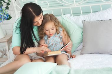 Genç ve güzel anne bedro içinde küçük kızı ile eğleniyor