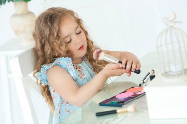 Sevimli küçük kız up aynaya seyir yapmak uygulamak. Küçük SK