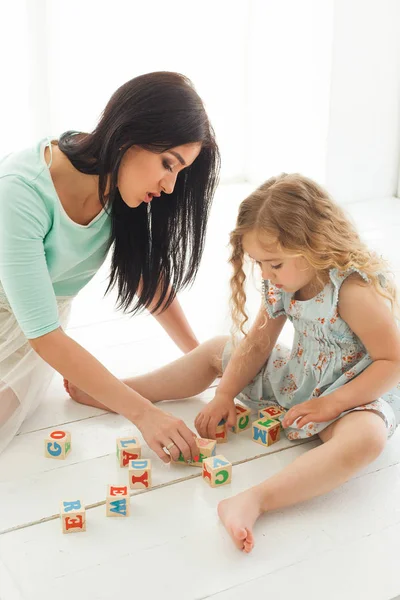 Niña Con Madre Jugando Educando Con Cubos Abc — Foto de Stock