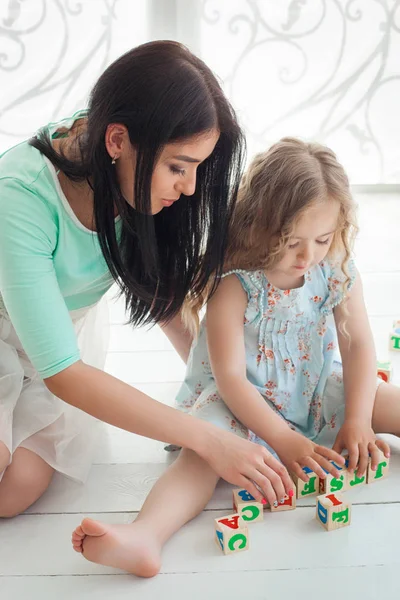 Niña Con Madre Jugando Educando Con Cubos Abc — Foto de Stock