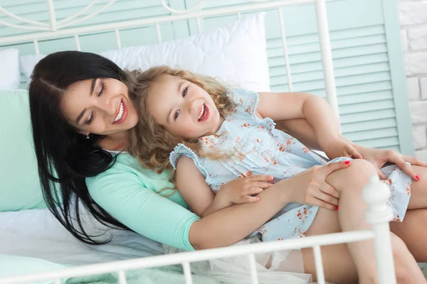 Jonge Moeder Met Plezier Met Dochtertje Slaapkamer — Stockfoto