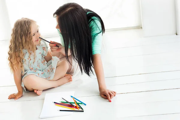 Pouco bonito filha e sua mãe desenho com lápis colorido — Fotografia de Stock