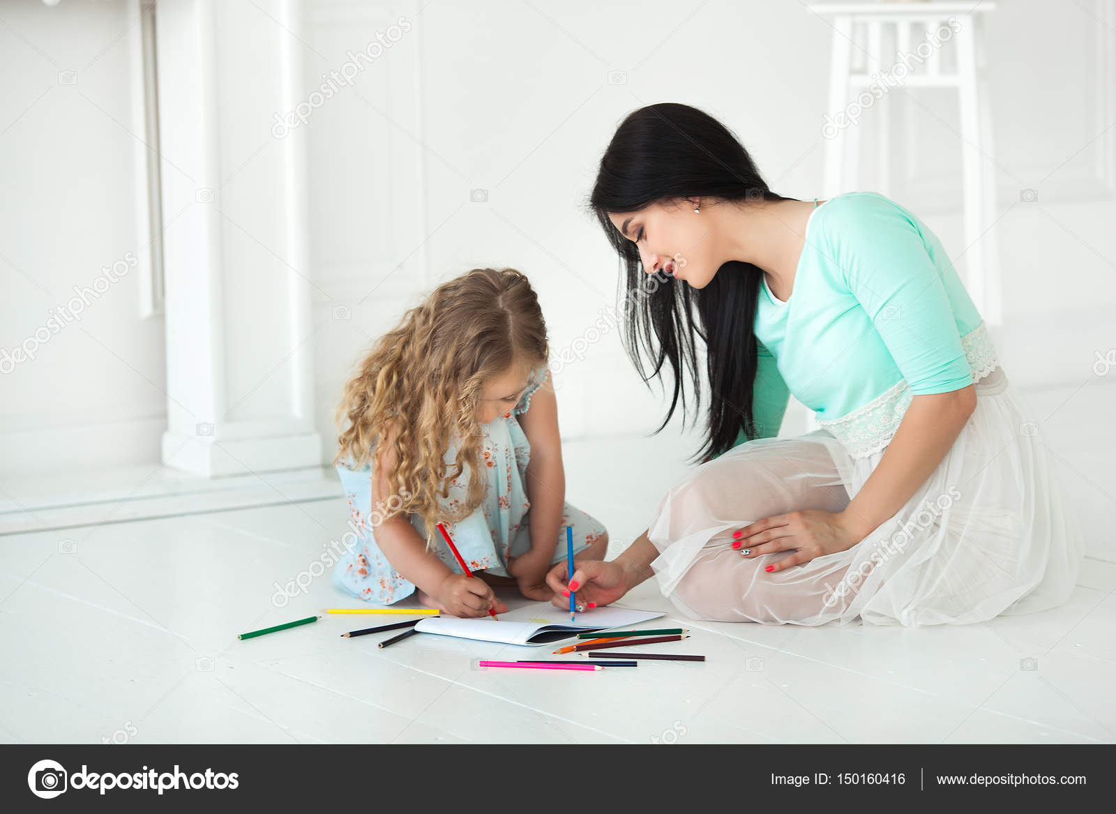 Little Córka I Jej Matka Rysowanie Ołówkiem Kolorowe