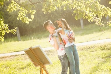 Genç çift Resim Sergisi ile açık havada eğleniyor güzel. Yakışıklı