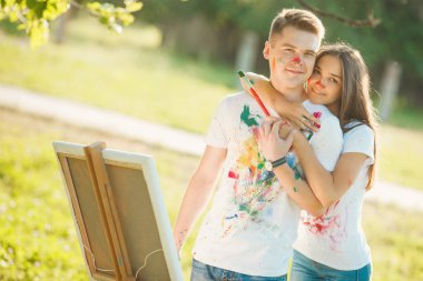 Sevgilisini kucaklayan genç güzel kadın. Genç ve güzel çocuklar