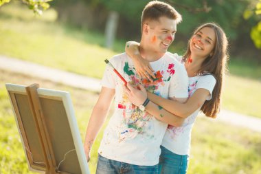 Sevgilisini kucaklayan genç güzel kadın. Genç ve güzel çocuklar