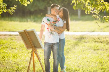Sevgilisini kucaklayan genç güzel kadın. Genç ve güzel çocuklar
