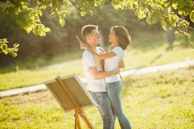 Genç çift Resim Sergisi ile açık havada eğleniyor güzel. Yakışıklı