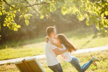 Genç çift Resim Sergisi ile açık havada eğleniyor güzel. Yakışıklı