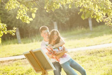 Genç çift Resim Sergisi ile açık havada eğleniyor güzel. Yakışıklı