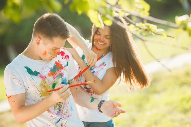 Güzel çift açık havada dışarıda eğleniyor. Genç adam ve wom