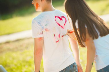 Güzel çift açık havada dışarıda eğleniyor. Genç adam ve wom