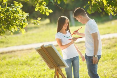 Güzel çift açık havada dışarıda eğleniyor. Genç adam ve wom