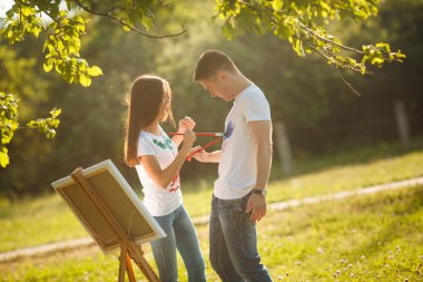 Güzel çift açık havada dışarıda eğleniyor. Genç adam ve wom