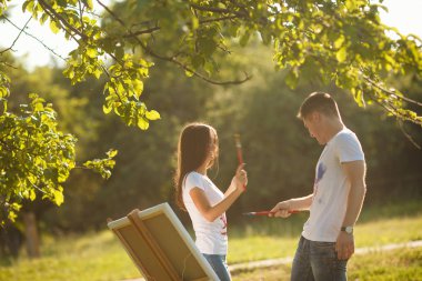 Güzel çift açık havada dışarıda eğleniyor. Genç adam ve wom