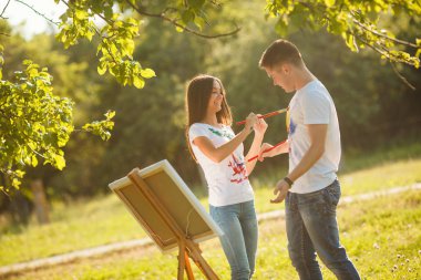 Güzel çift açık havada dışarıda eğleniyor. Genç adam ve wom