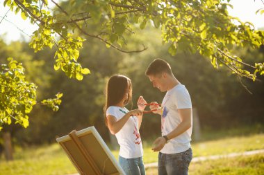 Güzel çift açık havada dışarıda eğleniyor. Genç adam ve wom