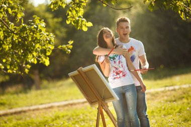 Güzel çift açık havada dışarıda eğleniyor. Genç adam ve wom