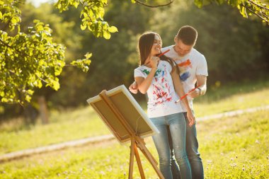 Güzel çift açık havada dışarıda eğleniyor. Genç adam ve wom