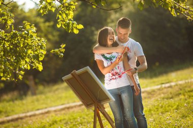 Derma fırçalar ve boya ile çizim genç Çift.