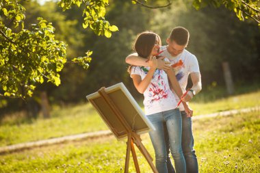 Güzel çift açık havada dışarıda eğleniyor. Genç adam ve wom