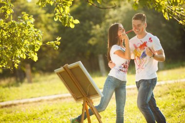 Güzel çift açık havada dışarıda eğleniyor. Genç adam ve wom