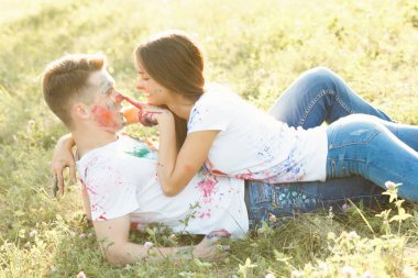 Genç güzel kadın sevgilisi colorized giyen döşeme 