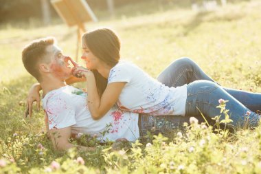 Genç güzel kadın sevgilisi colorized giyen döşeme 