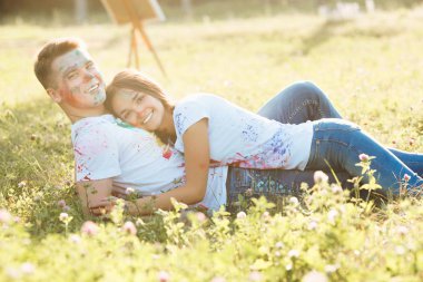 Kameraya gülümseyen güzel Çift.