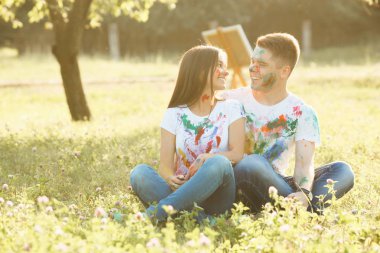 Güzel çift çimen açık havada oturma. Güzel kız ve 