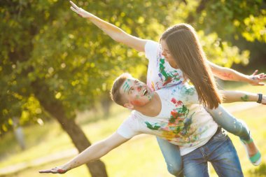 Oldukça genç bir çift bir uçak ya da uçak yapma. Güzel kız bir