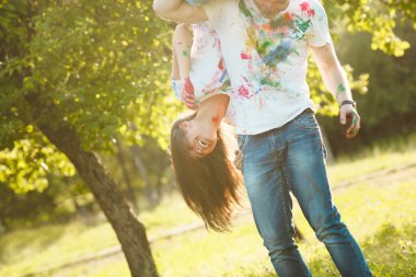 Yakışıklı adam holdind güzel kız sırılsıklam. Güzel Çift 