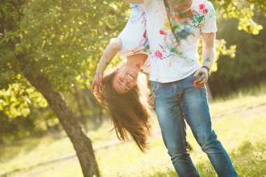 Yakışıklı adam holdind güzel kız sırılsıklam. Güzel Çift 