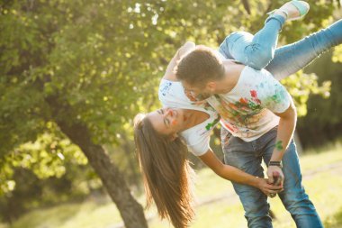 Yakışıklı adam holdind güzel kız sırılsıklam. Güzel Çift 