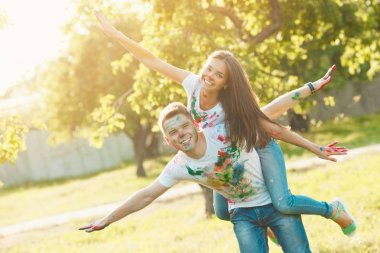 Oldukça genç bir çift bir uçak ya da uçak yapma. Güzel kız bir