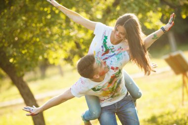 Oldukça genç bir çift bir uçak ya da uçak yapma. Güzel kız bir